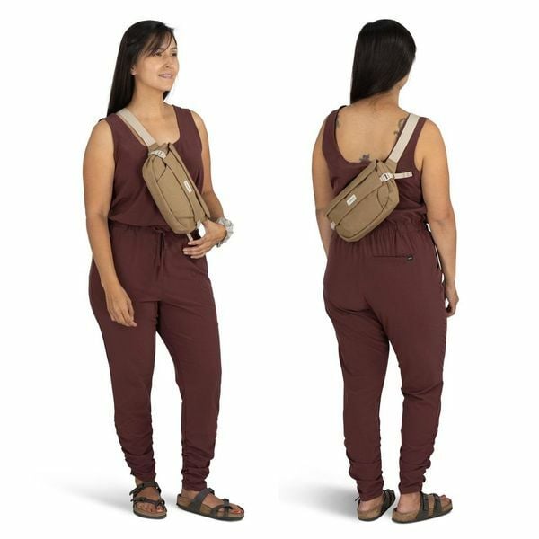model wearing the Arcane Hip Back in the color Latte Brown Heather