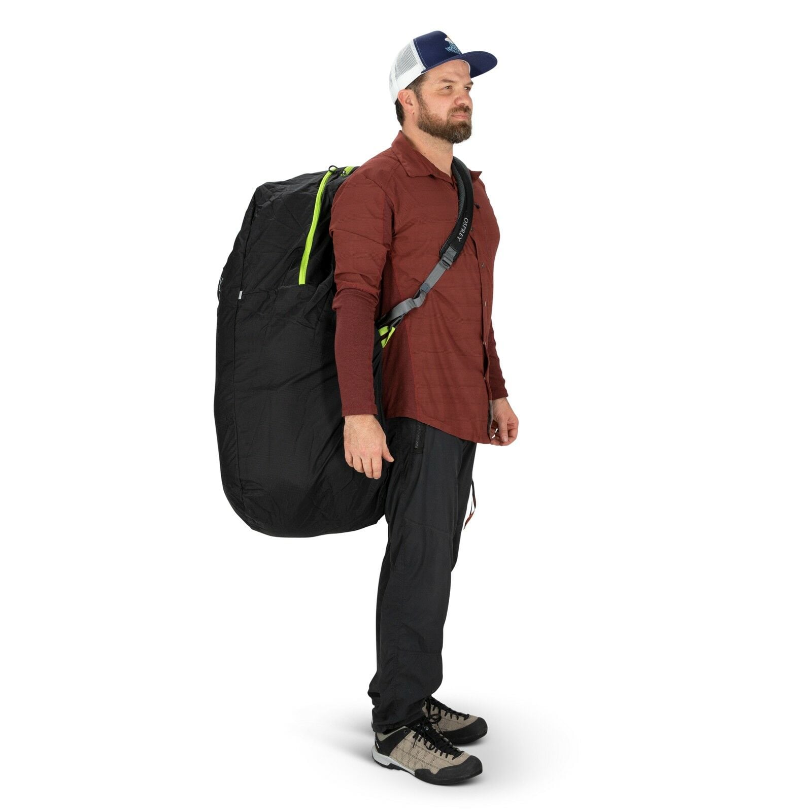 a person modeling the AirPorter Medium in color black