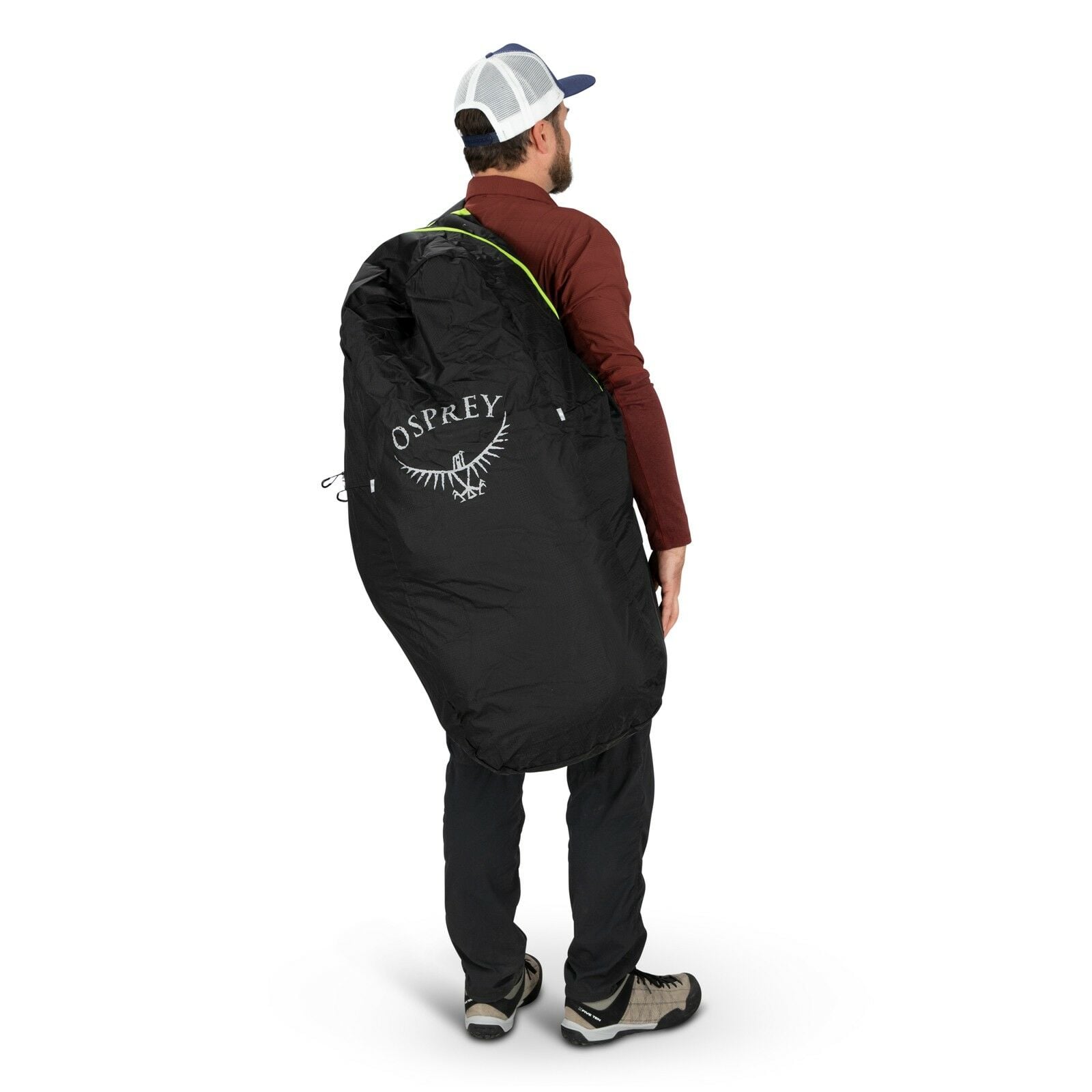 a person modeling the AirPorter Medium in color black