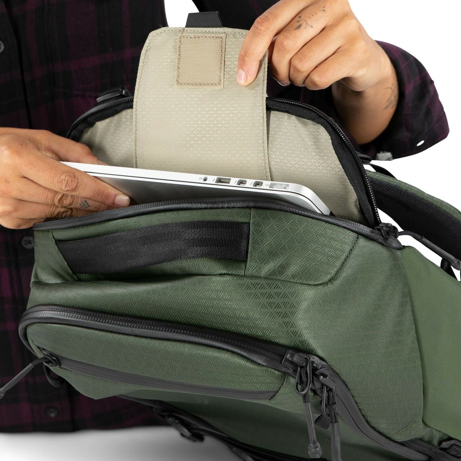 detail shot of the laptop sleeve of the archeon 24L in scenic valley