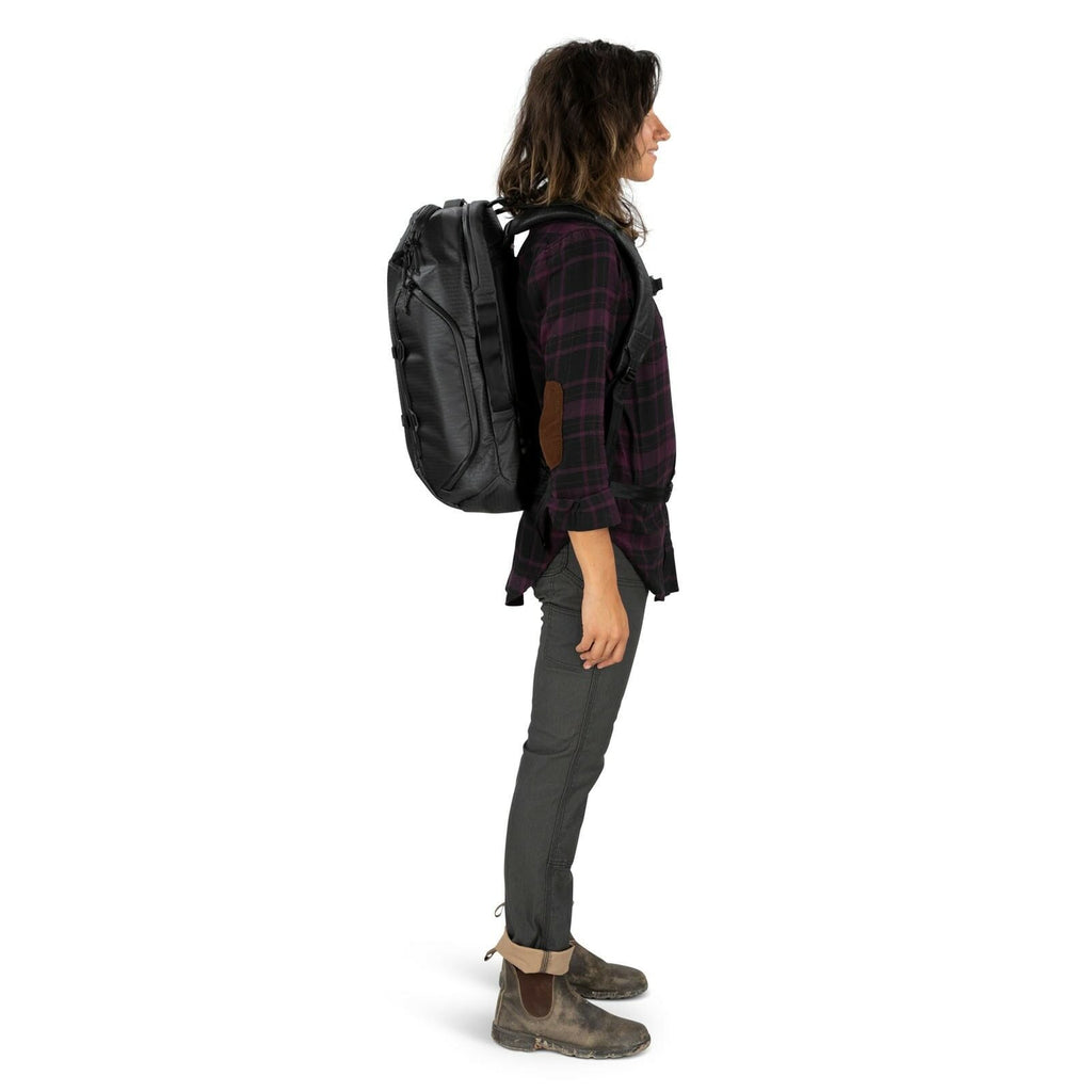 side view of person wearing the archeon 30L in black