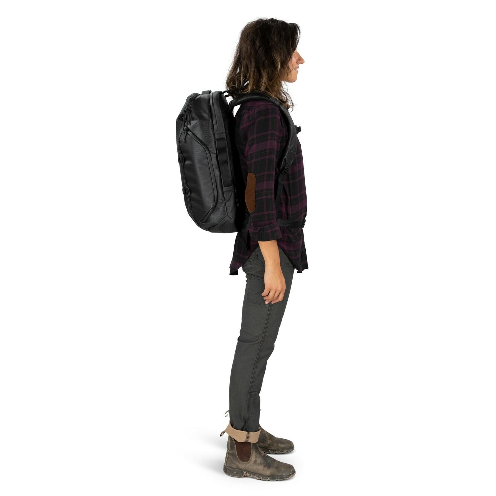 side view of person wearing the archeon 30L in black