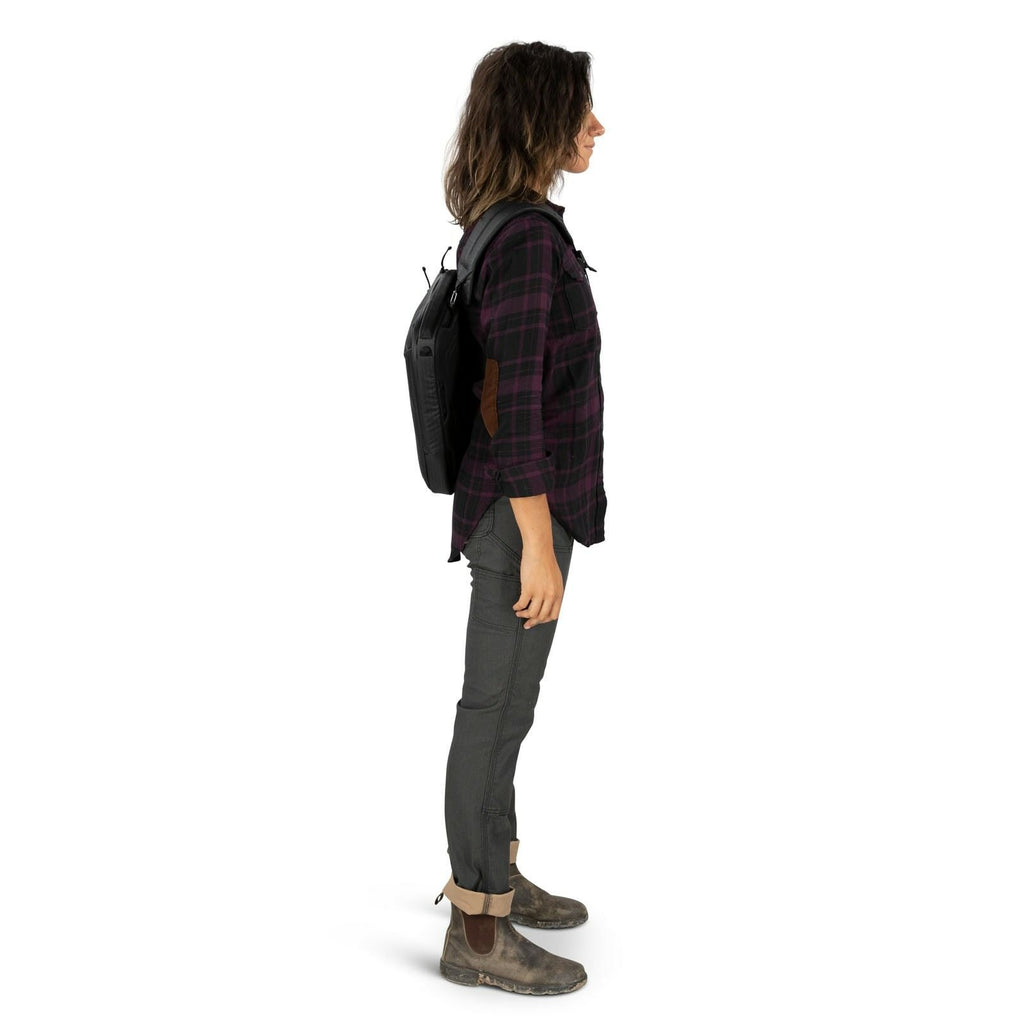 side view of person wearing the archeon sling in color black