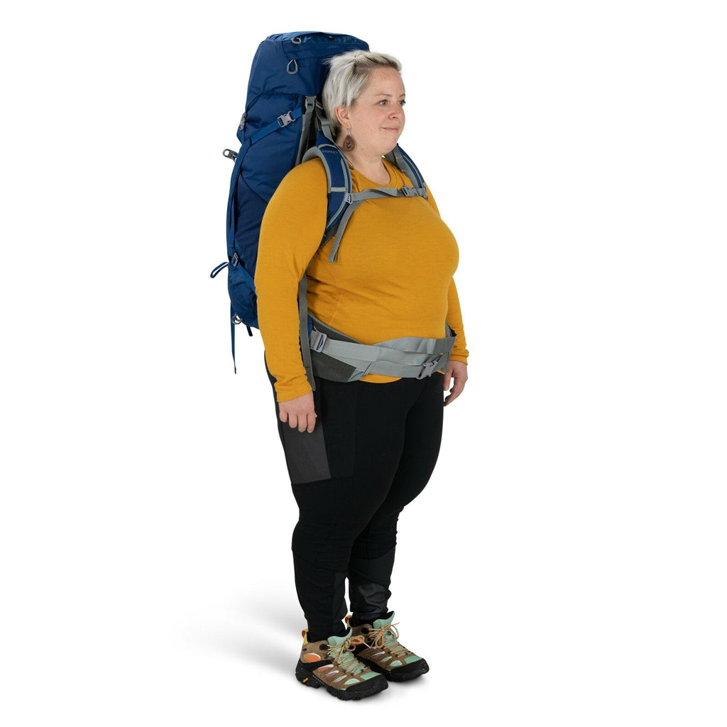 a person modeling the Ariel 65 Extended Fit in color ceramicblue