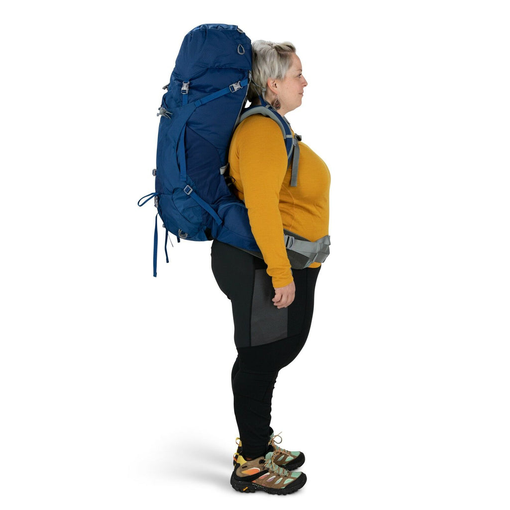 a person modeling the Ariel 65 Extended Fit in color ceramicblue