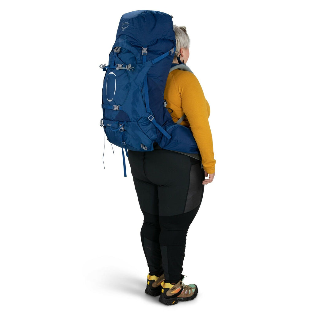 a person modeling the Ariel 65 Extended Fit in color ceramicblue