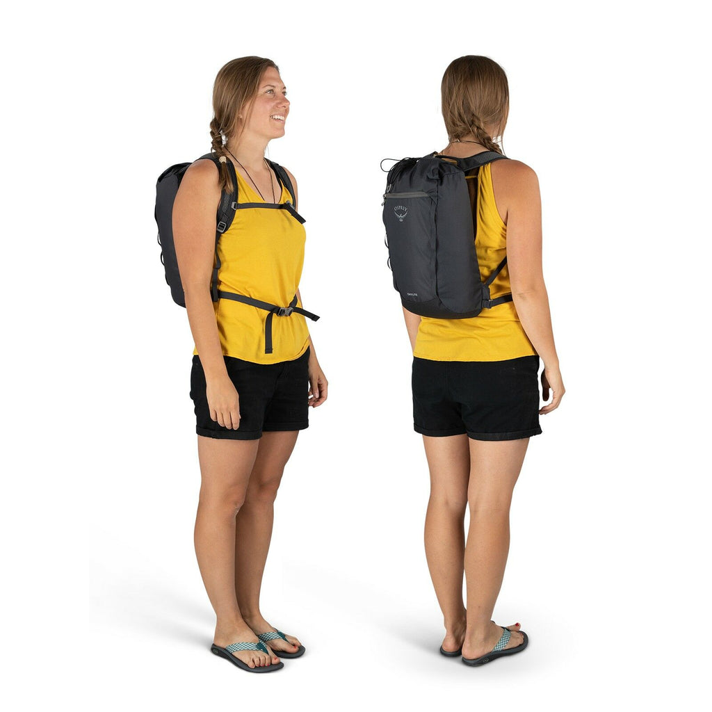 a person modeling the Daylite® Cinch in color black