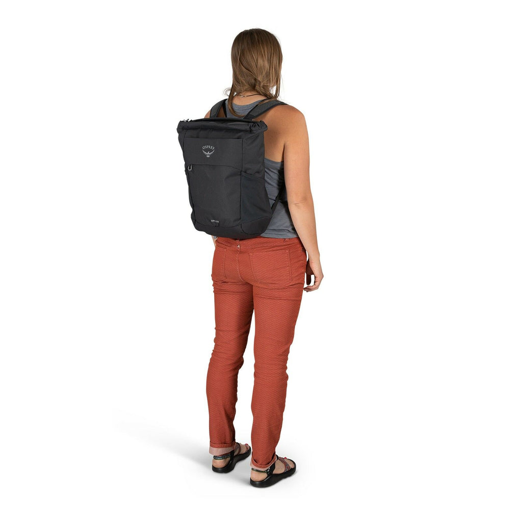 a person modeling the Daylite® Tote Pack in color black