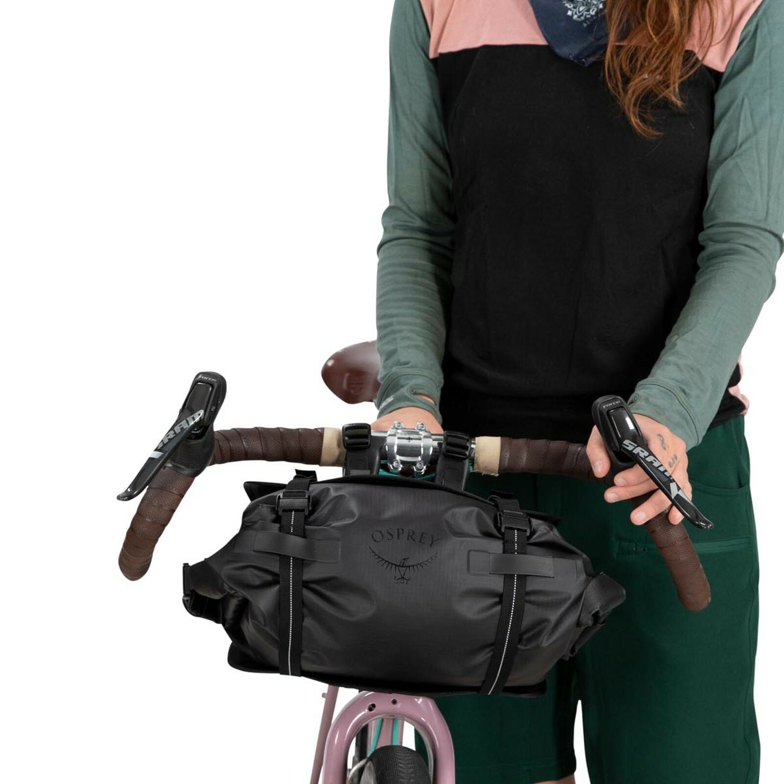 Escapist handlebar bag in black detail image on bike