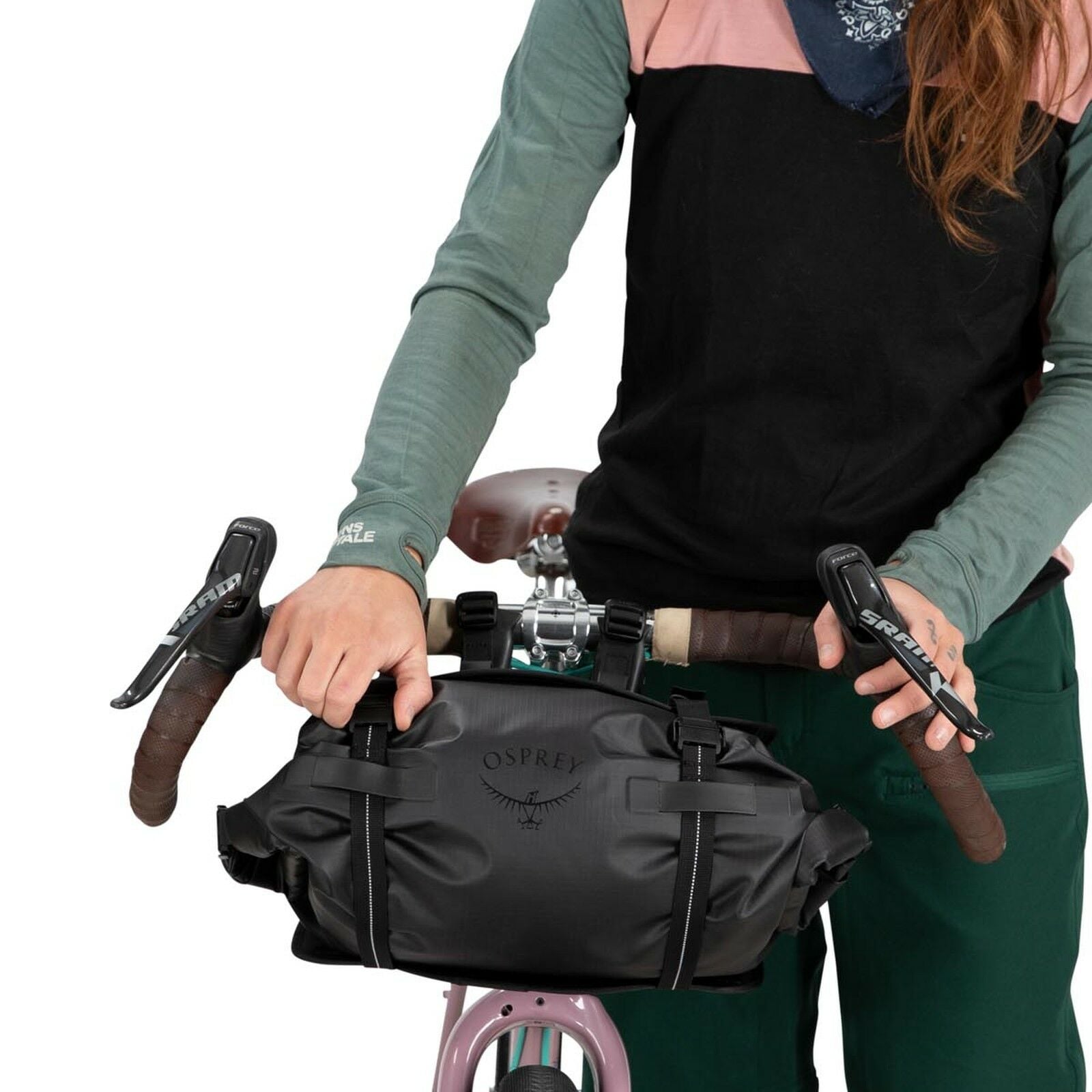 Escapist handlebar bag in black detail image on bike
