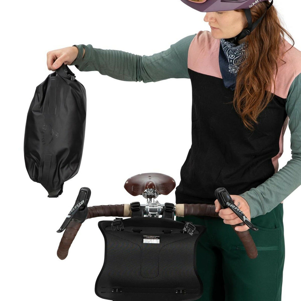 Escapist handlebar bag in black detail image on bike