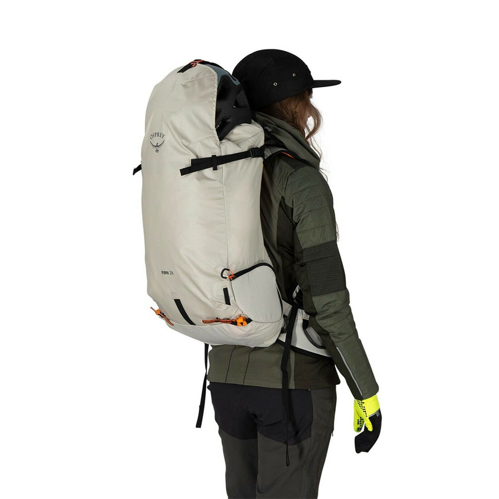 on body view of the Firn 28 in Sandy Grey/Tequila Orange