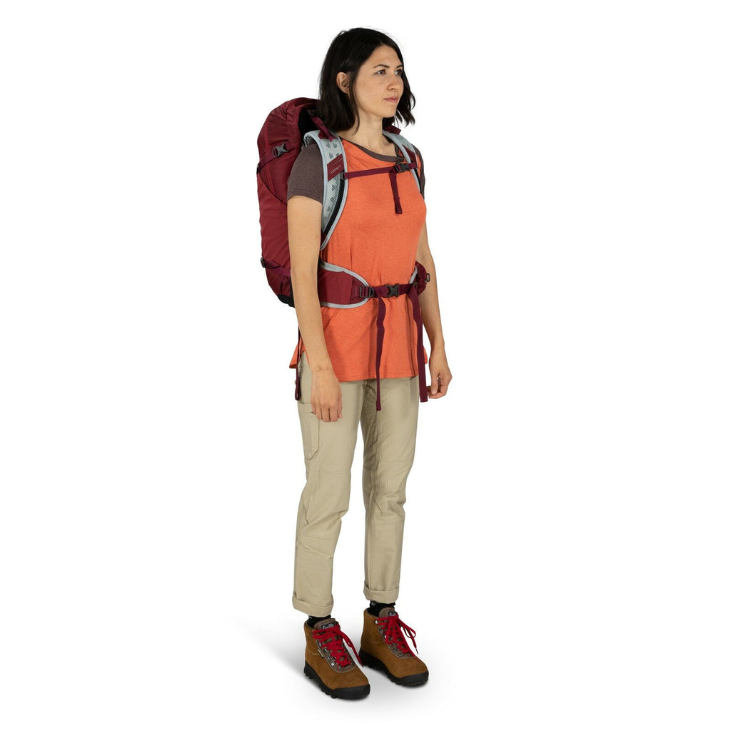a person modeling the Hikelite 28 in color Black