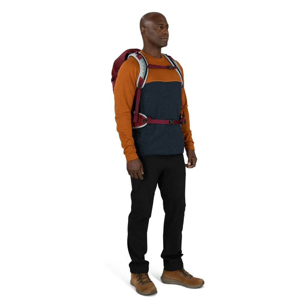 a person modeling the Hikelite 28 in color Black