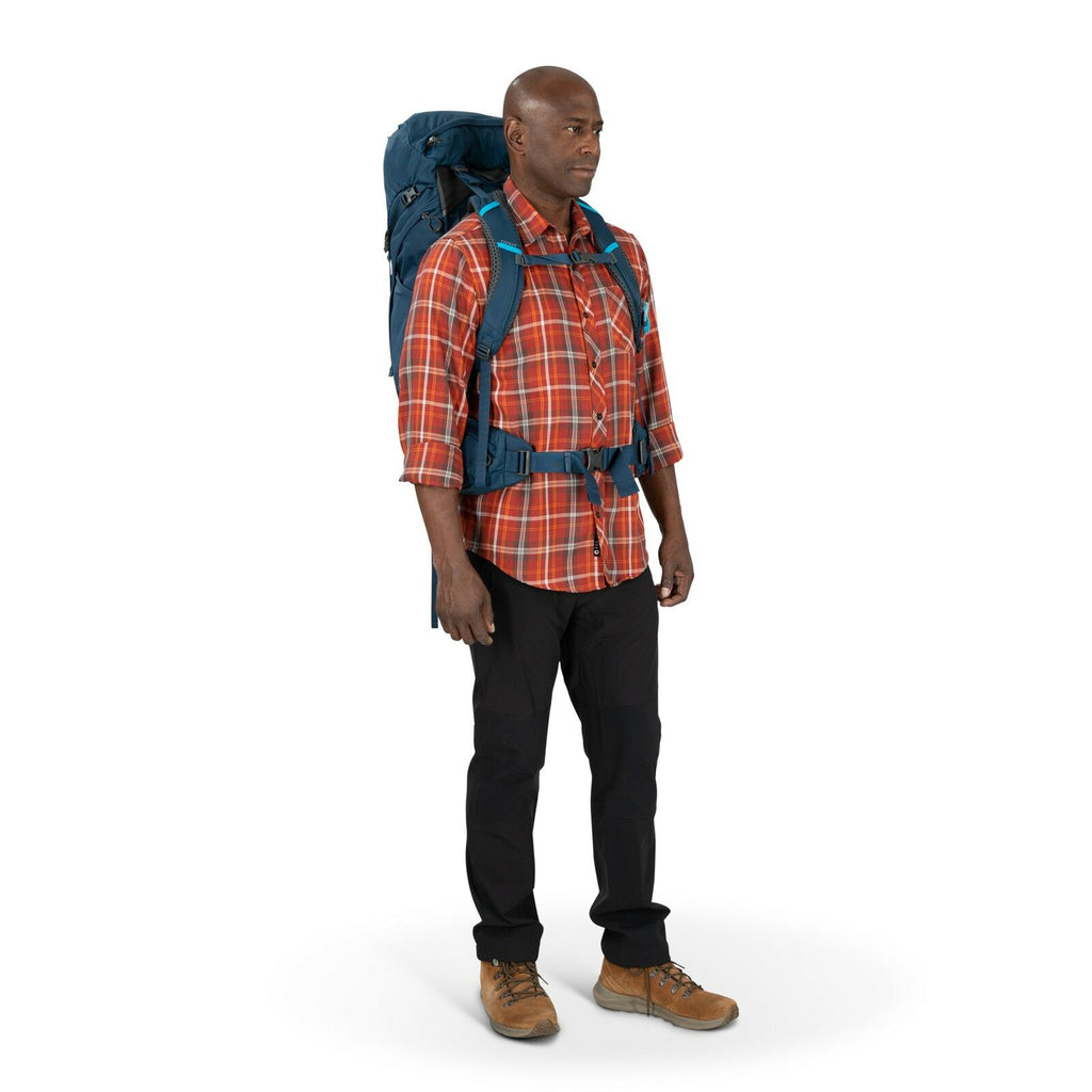 a person modeling the Kestrel™ 48 in color atlasblueheather