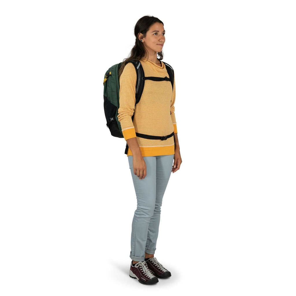 a person modeling the Nebula 32 in color tundragreenblack
