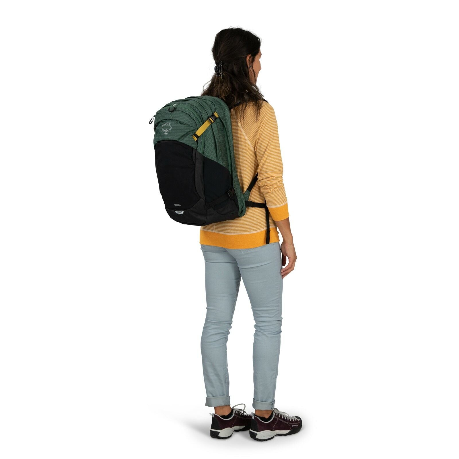 a person modeling the Nebula 32 in color tundragreenblack
