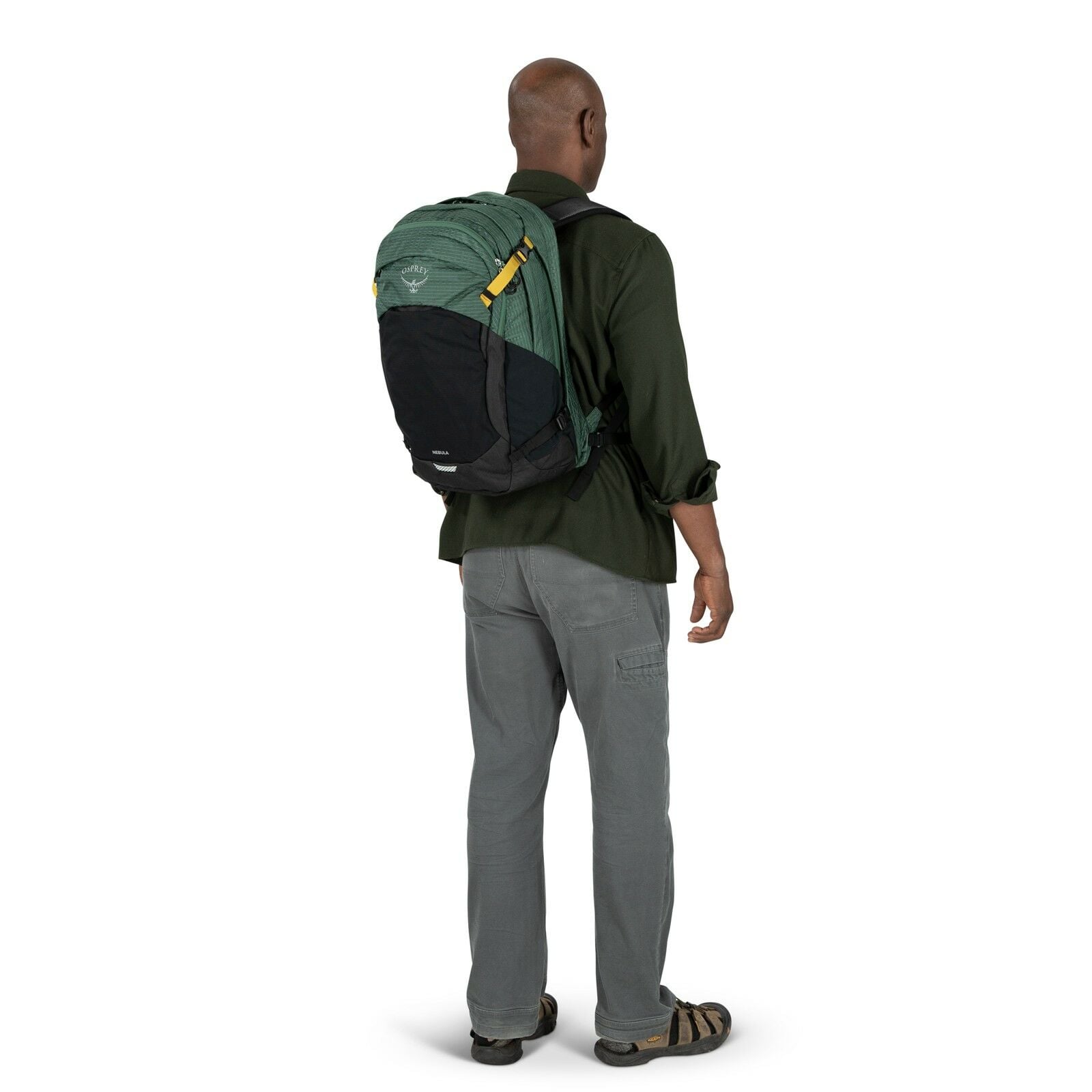 a person modeling the Nebula 32 in color tundragreenblack