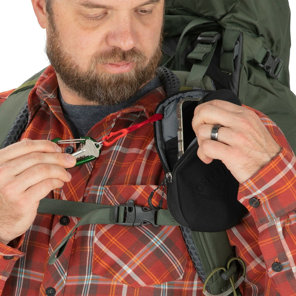 a detail of the Pack Pocket | Padded in color black