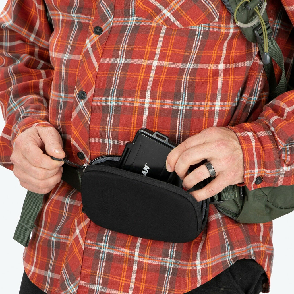 a detail of the Pack Pocket | Padded in color black