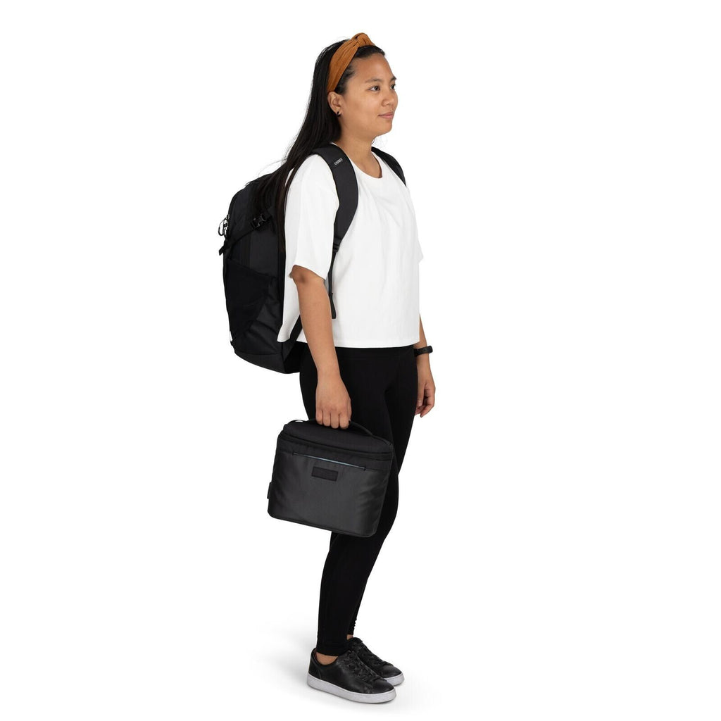 Image of model wearing the Osprey Hydro Flask Axis Lunch Bag in the color Black.