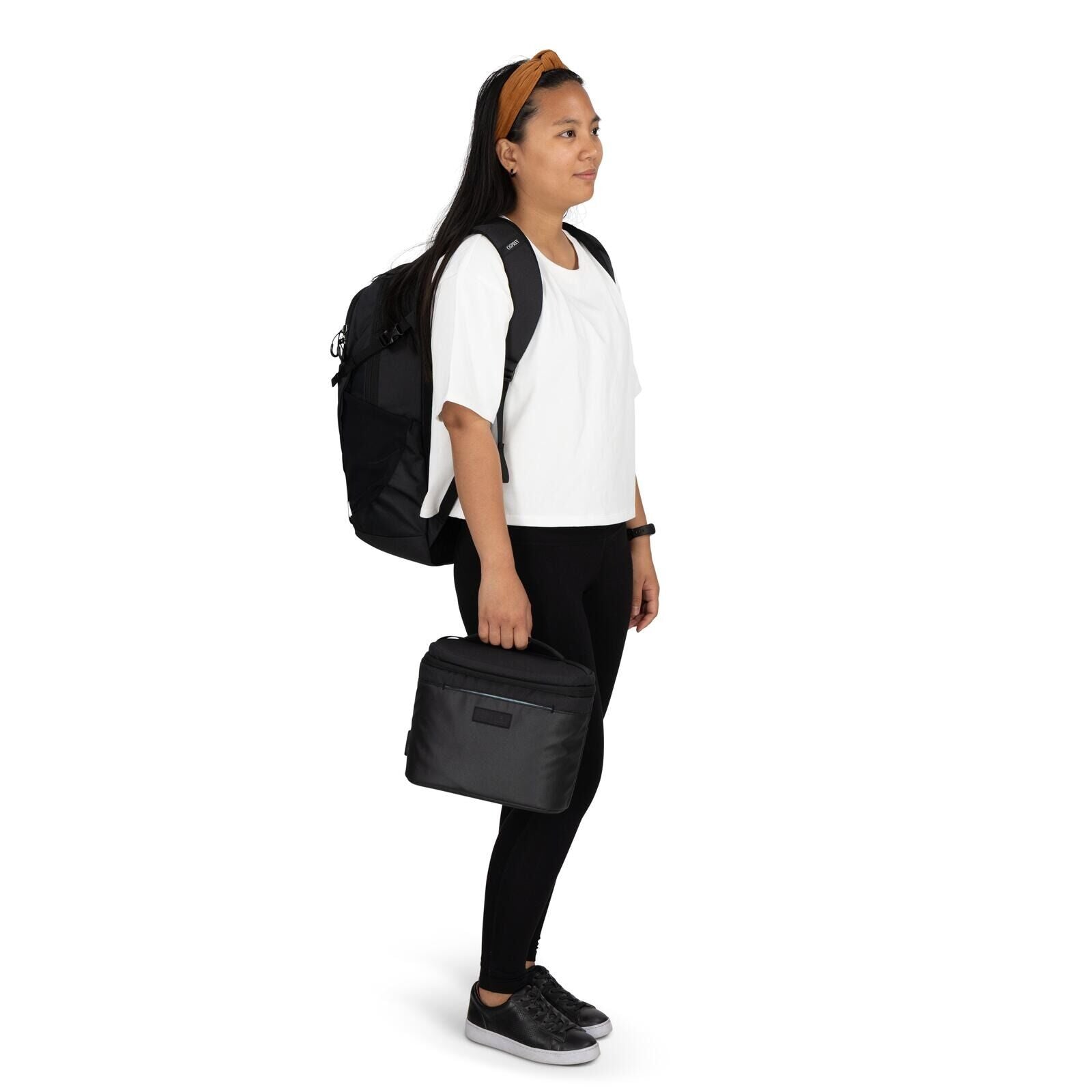 Image of model wearing the Osprey Hydro Flask Axis Lunch Bag in the color Black.