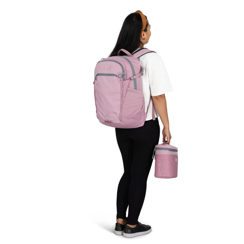 Image of model wearing the Osprey Hydro Flask Axis Lunch Bag in the color Iris.