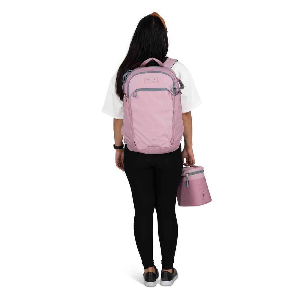 Image of model wearing the Osprey Hydro Flask Axis Lunch Bag in the color Iris.