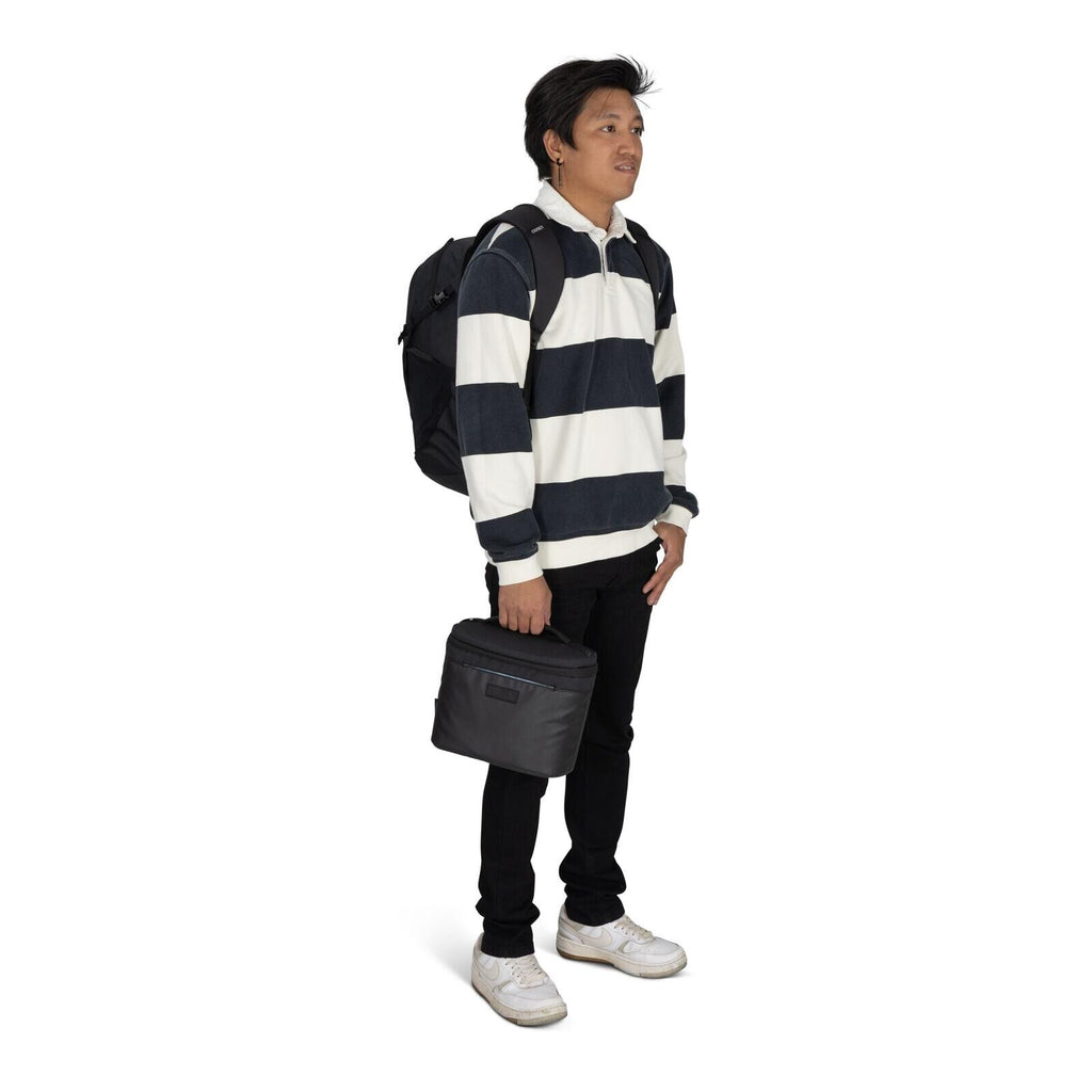 Image of model wearing the Osprey Hydro Flask Axis Lunch Bag in the color Black.