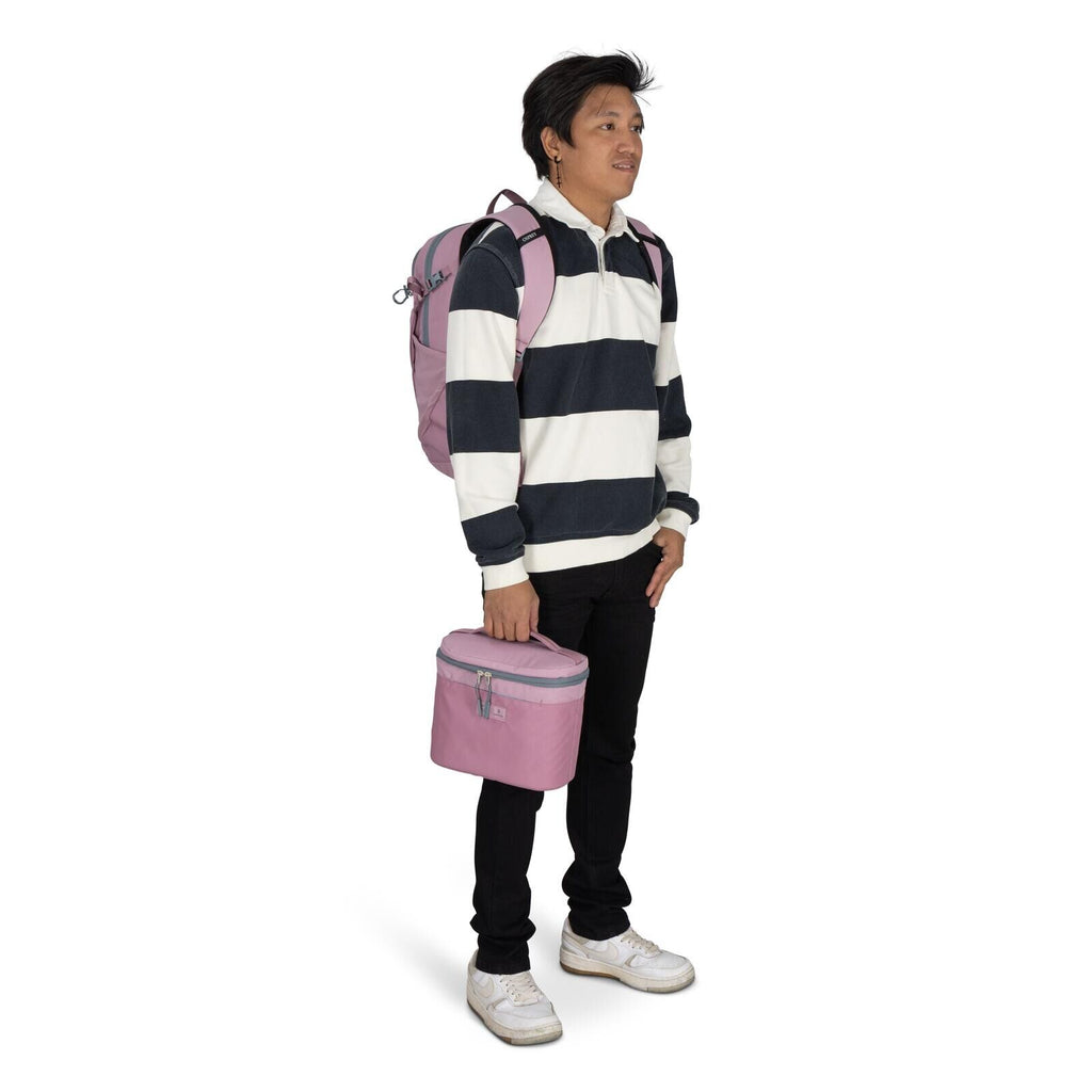 Image of model wearing the Osprey Hydro Flask Axis Lunch Bag in the color Iris.