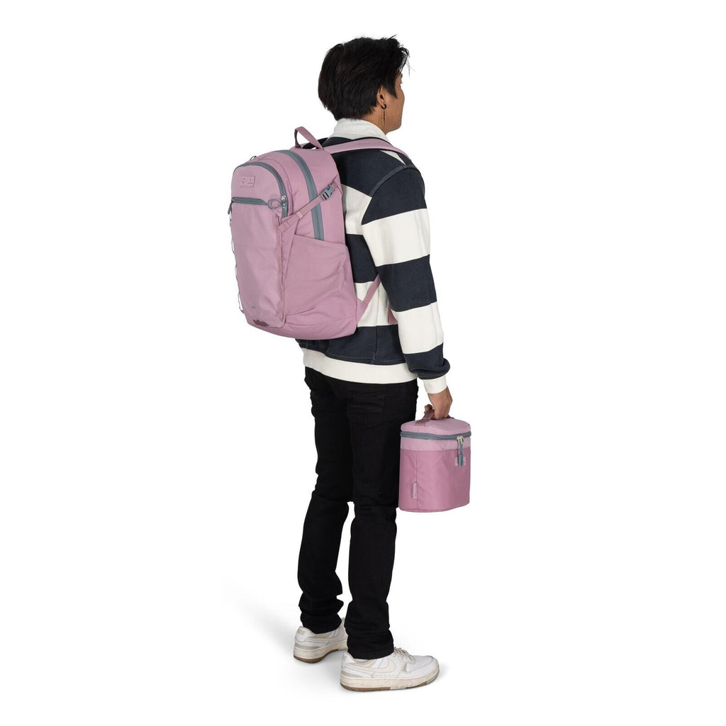 Image of model wearing the Osprey Hydro Flask Axis Lunch Bag in the color Iris.