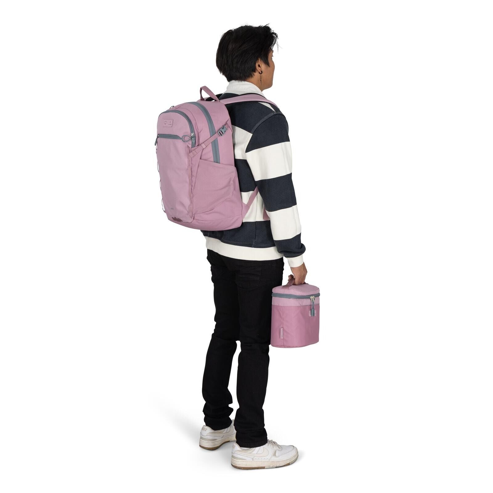 Image of model wearing the Osprey Hydro Flask Axis Lunch Bag in the color Iris.