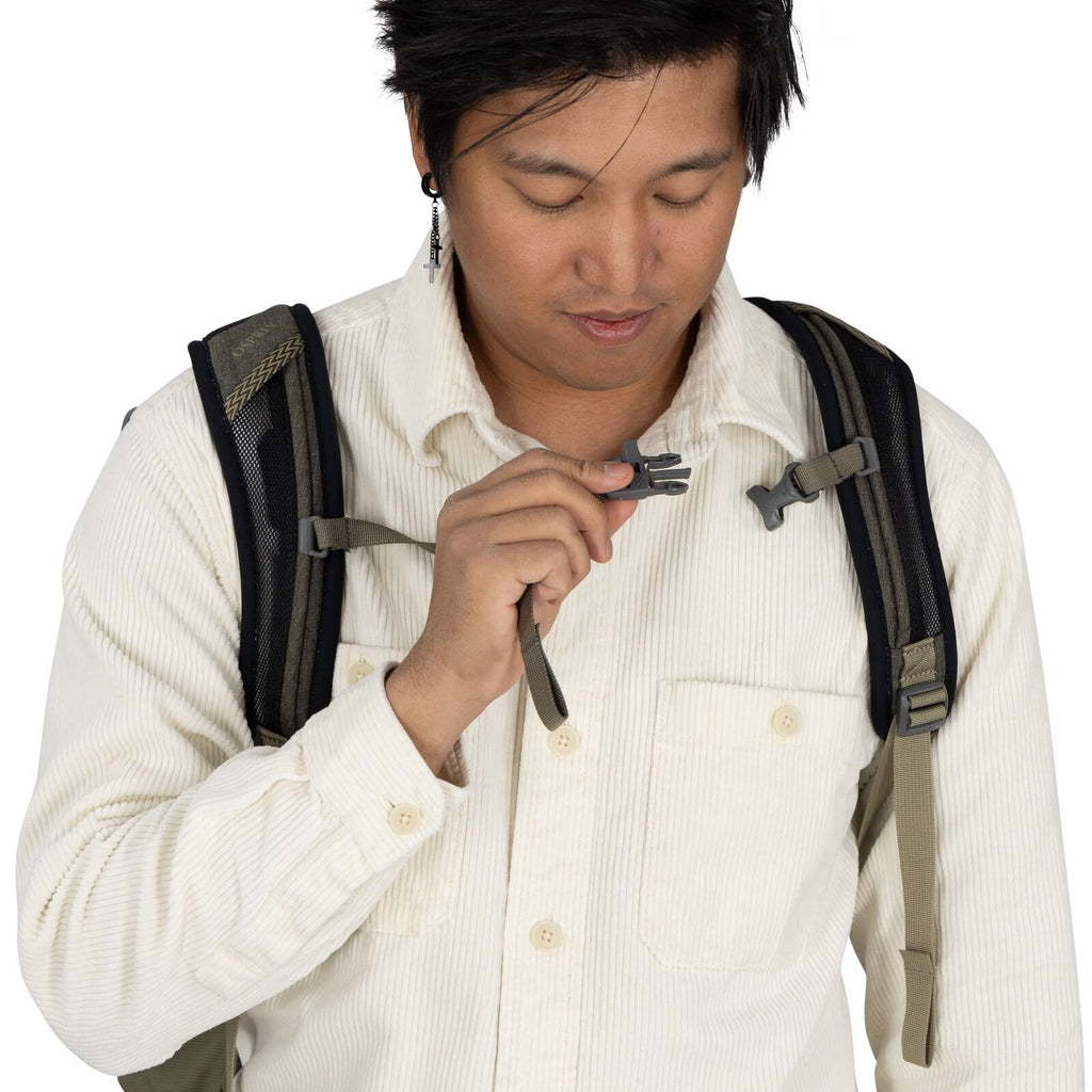 model wearing the Osprey Comet