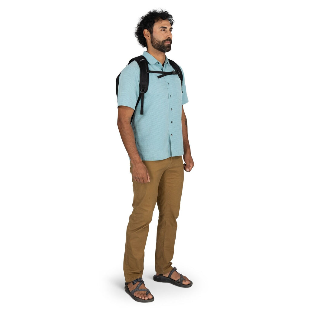 Model wearing the Farpoint 55 in the color Black