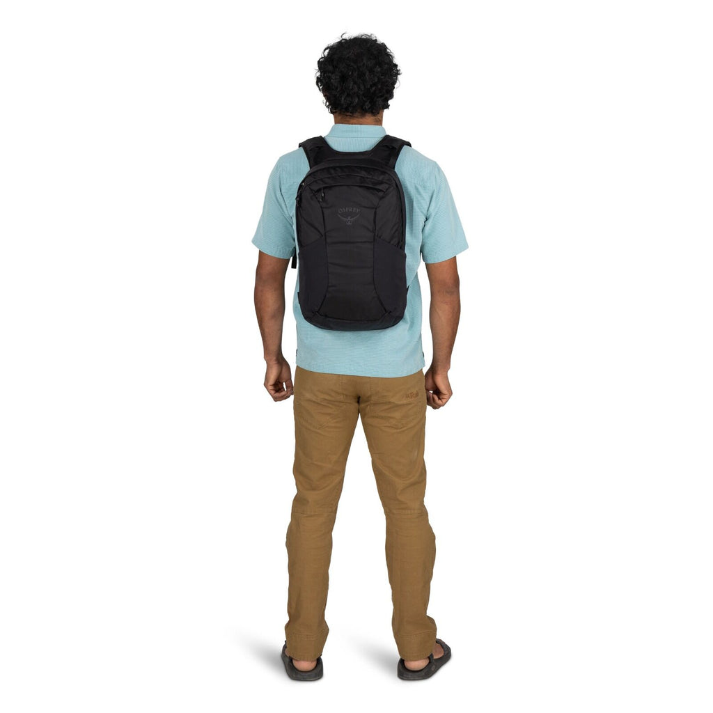 Model wearing the Farpoint 55 in the color Black