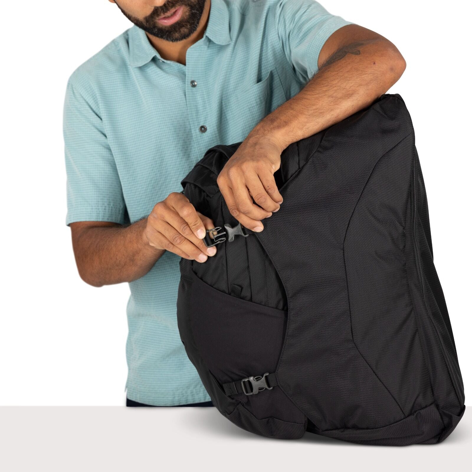 Model showing the details of the Farpoint 55 in the color Black