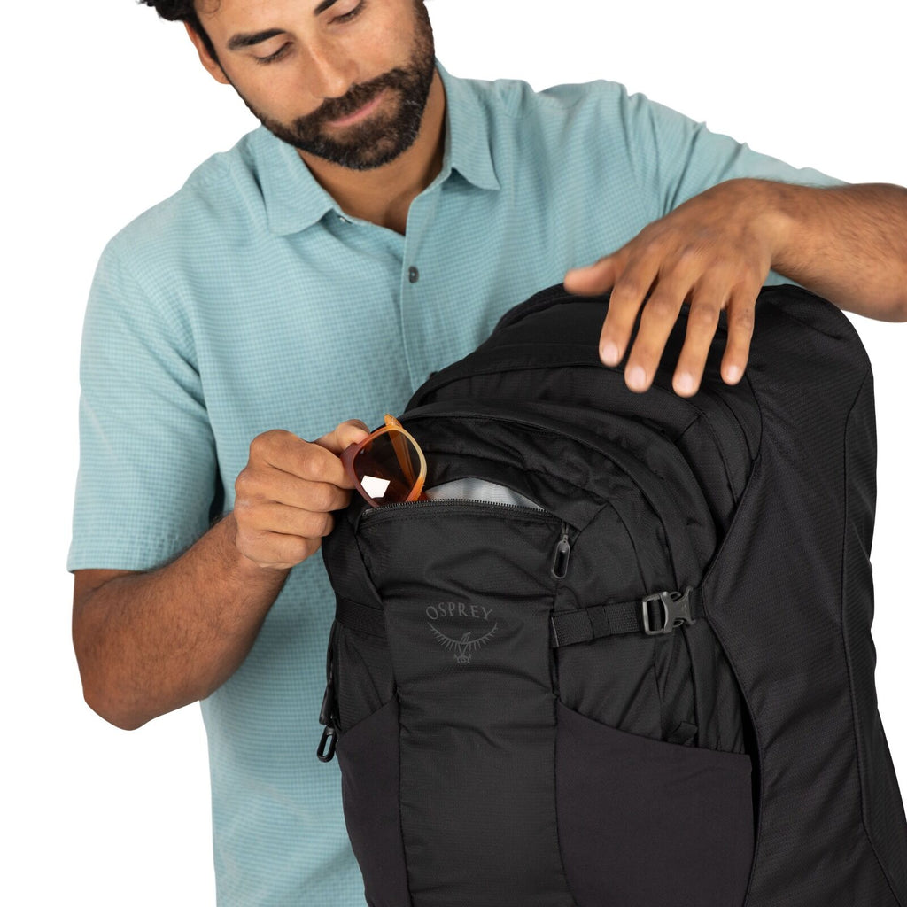Model showing the details of the Farpoint 55 in the color Black