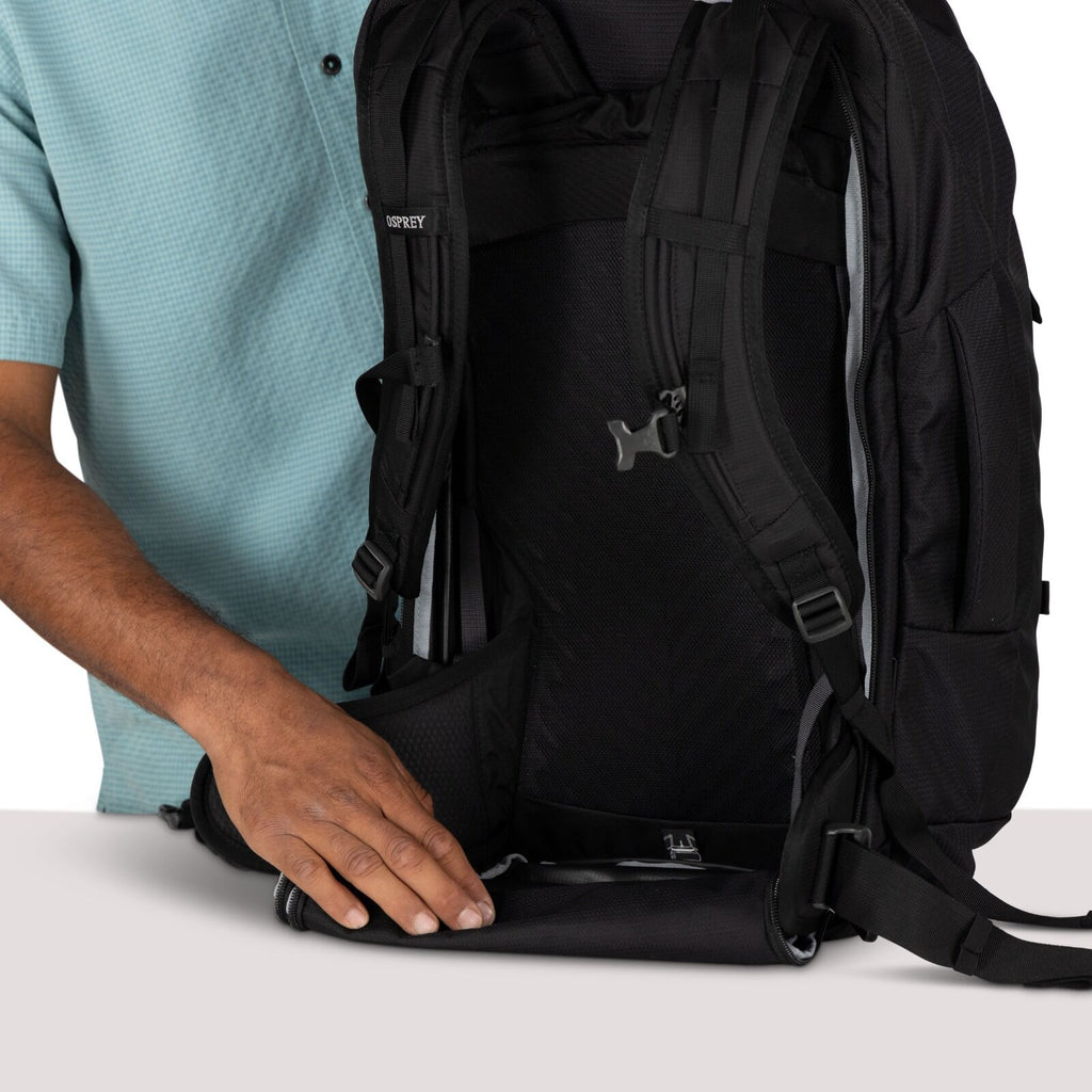 Model showing the details of the Farpoint 55 in the color Black