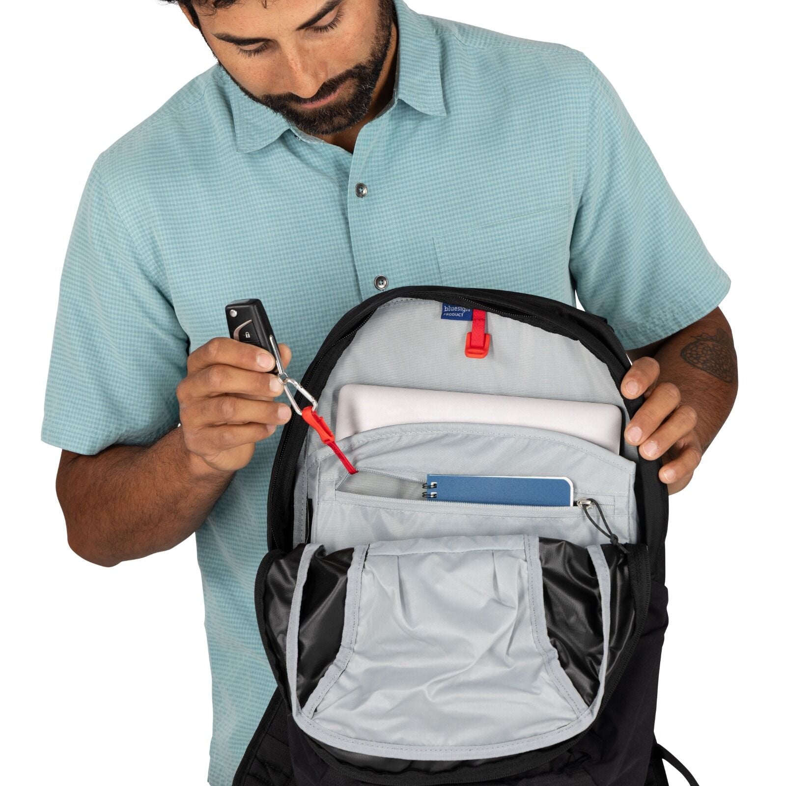 Model showing the details of the Farpoint 55 in the color Black