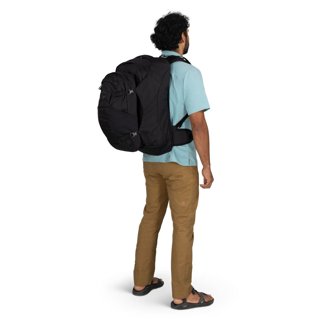 Model wearing the Farpoint 55 in the color Black