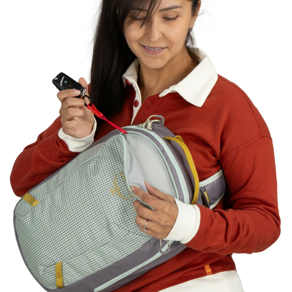 Detail image of the Transporter Sling in the color Frosty Mint