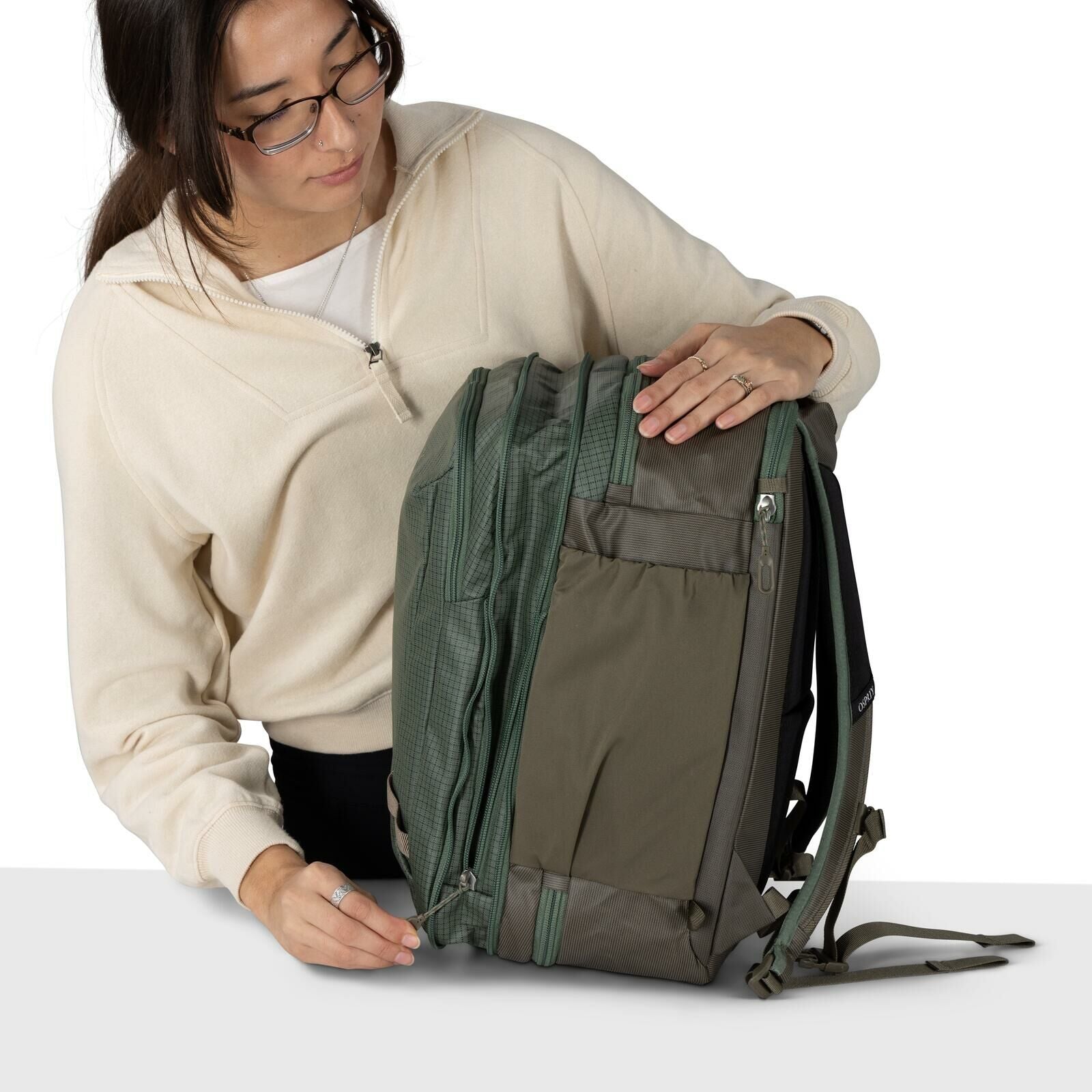 detail image of Osprey's Transporter Travel Pack 26+6 in the color Pine Leaf