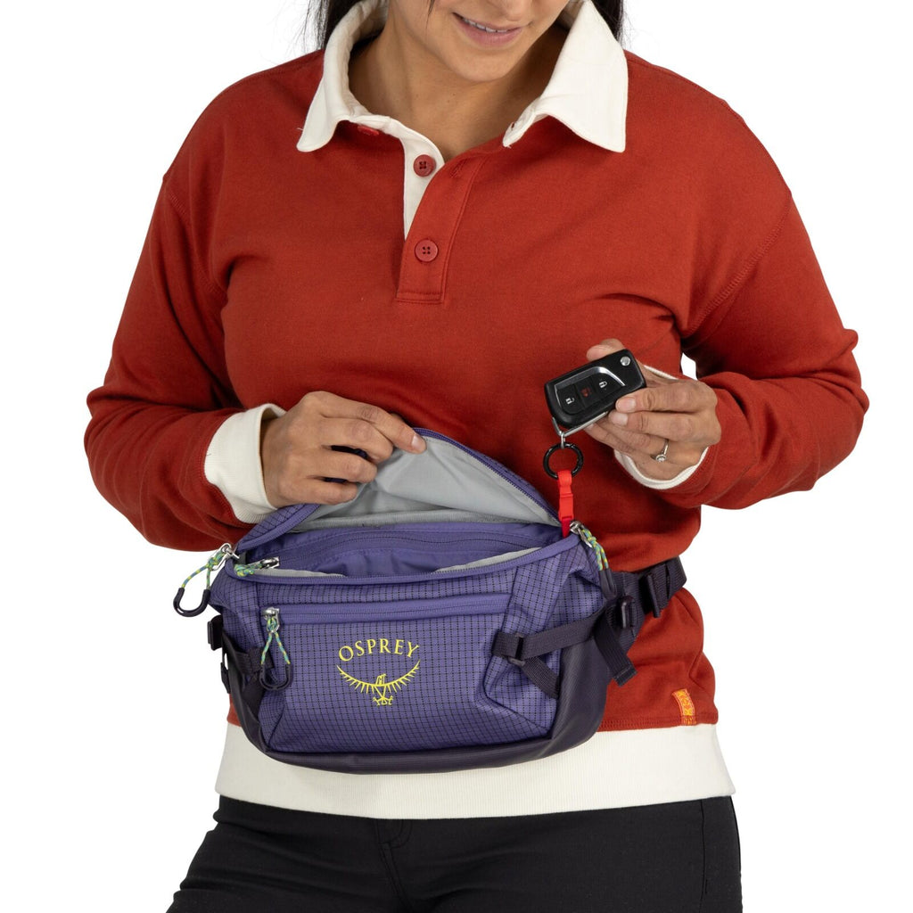 Detail image of the Transporter Waist Pack in the color Euphoria Purple